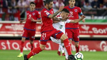 Emi disputa un bal&oacute;n en su &uacute;ltimo partido comon jugador de la Cultural.