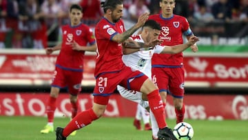 Emi disputa un bal&oacute;n en su &uacute;ltimo partido comon jugador de la Cultural.