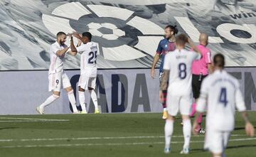 Real Madrid 4-1 Huesca | Benzema consigui¨® el doblete. Gran centro desde la izquierda de Marcelo que recibi¨® Rodrygo en el segundo palo, remat¨® forzado y el bal¨®n lo recibi¨® el franc¨¦s que tambi¨¦n remat¨® de cabeza tras el bote para lograr su segundo gol de la tarde.