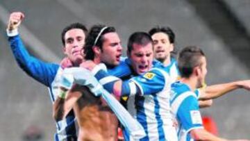 <b>¡A POR LA PERMANENCIA! </b>Los jugadores celebran un gol en Montjuïc. Deberán llegar unos cuantos.