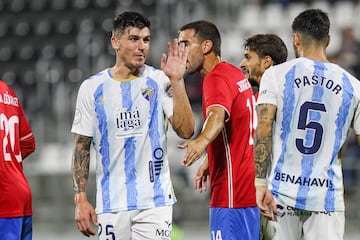 Sergio Castel, con Jorge García, del Estepona.