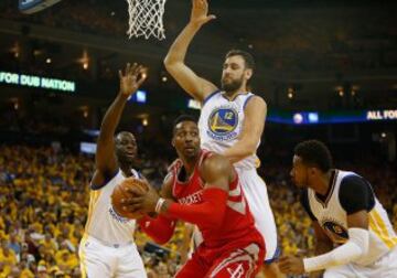 Dwight Howard con la pelota entre Draymond Green, Andrew Bogut y Leandro Barbosa.