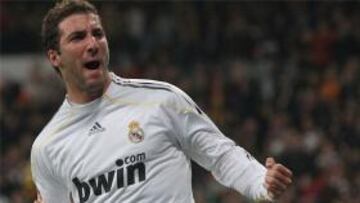 <b>25 GOLES.</b> Higuaín está a dos goles de Messi en la carrera por el pichichi.