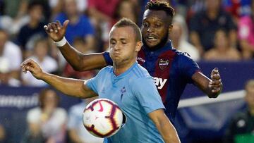 Stanislav Lobotka se lleva el balón ante Cheick Doukouré durante el partido entre el Levante y el Celta.