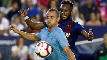 Stanislav Lobotka se lleva el bal&oacute;n ante Cheick Doukour&eacute; durante el partido entre el Levante y el Celta.