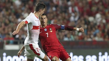 Fabian Sch&auml;r, durante una jugada ante Cristiano Ronaldo del Portugal-Suiza del martes 10 de octubre.