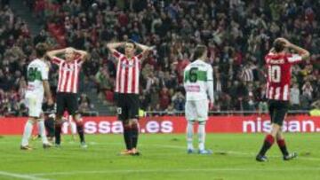 Los jugadores del Athletic lamentan una ocasión fallada.