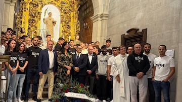 El Huesca al completo posa delante de San Lorenzo.