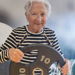 El secreto de Iñaxi Lasa, la influencer de 101 años que entrena todos los días en el gimnasio: “No tengo dolores de nada”