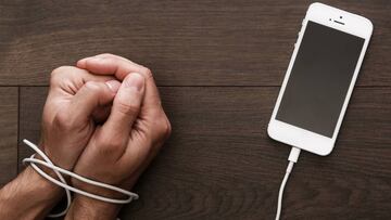 Mirar el móvil, el primer y último gesto del 60% de los españoles