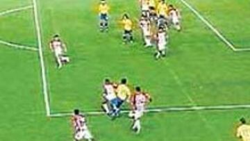 <b>NO FUE. </b>El árbitro señaló como penalti una falta fuera del área.