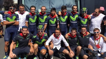 El equipo Movistar posa con el pa&ntilde;uelo rojo de San Ferm&iacute;n.