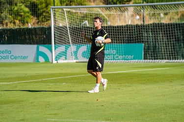 Perovic amplía su compromiso con el Almería hasta 2029