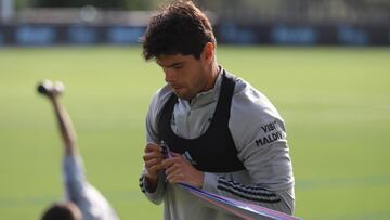 Néstor Araújo realiza un ejercicio con una cinta elástica durante un entrenamiento del Celta.