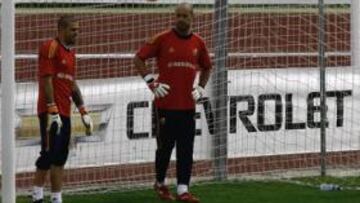 <b>PORTERÍA BIEN CUBIERTA. </b>Valdés, Reina y Casillas, los tres porteros de la Selección, durante el entrenamiento de ayer en Schruns.
