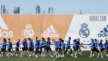 Los jugadores del Real Madrid, durante el entrenamiento de este domingo en Valdebebas.