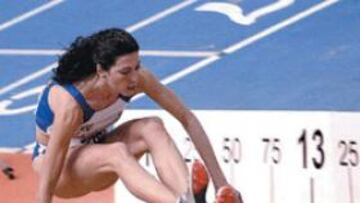 <b>MÁS LEJOS.</b> Carlota Castrejana durante el concurso de ayer, en el que batió el récord español de triple.