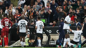 Del Cerro Grande consulta el VAR durante el Valencia-Sevilla.