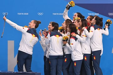 Las jugadoras españolas de waterpolo se hacen un selfie tras recibir la medalla de plata. 