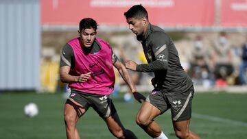 Nehu&eacute;n P&eacute;rez pelea por el bal&oacute;n con Luis Su&aacute;rez. 