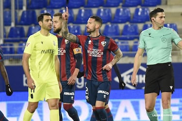 Un seguro de vida. Su equipo goleó y él se encargó de abrir el marcador desde el punto de penalti. Maneja el juego del Huesca y es una de las razones por las que está en una posición privilegiada en la LaLiga Hypermotion.