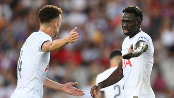 Davinson Sánchez durante un partido de Tottenham.