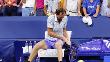 Tennis - U.S. Open - Flushing Meadows, New York, United States - August 25, 2025 Russia's Daniil Medvedev breaks his racquet after his first round match against France's Benjamin Bonzi REUTERS/Eduardo Munoz