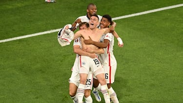 Santos Borr¨¦ celebra un gol con el Eintracht.