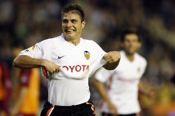 El centrocampista gaditano jugó 218 partidos y marcó 30 goles en su etapa en Valencia entre 2006 y 2011. Ganó la Copa del Rey 2007-08.