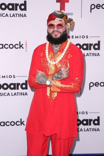 Farruko posa en la alfombra roja de los Latin Billboard Awards.