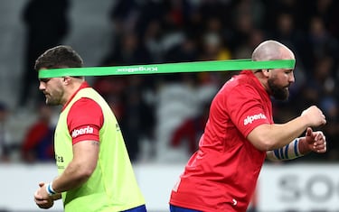 El Seis Naciones acaparó la actualidad del rugby durante el fin de semana, en el que Francia e Italia se enfrentaron en el Stade Pierre-Mauroy, en Villeneuve-dAscq, al norte de Francia, con triunfo para los locales. Antes del partido, los italianos Pablo Dimcheff (izquierda) y Simone Ferrari calentaban de esta forma, exhibiendo poderío físico y fortaleza de cuello.