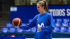 Bego&ntilde;a de Santiago, base del Movistar Estudiantes, antes del partido ante el IDK de la Liga Femenina Endesa.