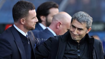 Athletic Bilbao's Spanish coach Ernesto Valverde (R) is greeted by Rangers' Scottish interim head coach Barry Ferguson ahead of the UEFA Europa League quarter final football match between Rangers and Athletic Club Bilbao at the Ibrox Stadium in Glasgow on April 10, 2025. (Photo by Ewan Bootman / AFP)
