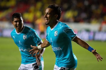 
El arranque de la jornada 8 nos regaló una goleada de Querétaro sobre Monarcas Morelia a domicilio. Parece que los pupilos de Rafael Puente del Río se comienzan por fin a concatenar para generar buen futbol y ya ligaron su tercer triunfo de forma consecutiva, lo que ya los tiene en el quinto lugar de la tabla general de la clasificación. Esta versión de los puépechas está bien trabajada por Roberto Hernández, así que no es cosa menos que los ‘Gallos’ hayan salido del Morelos con un triunfo. 


