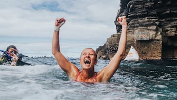 Rhiannan Iffland de Australia levanta los puños desde el agua tras su salto perfecto en la cuarta parada del Red Bull Cliff Diving World Series en Downpatrick Head, Irlanda, el 12 de septiembre del 2021.