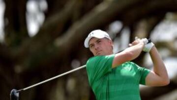 Jordan Spieth golpea una bola durante el World Golf Championships-Cadillac Championship.
