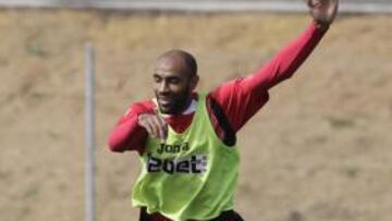 La posible baja de Kanouté aumenta los problemas en la delantera del Sevilla