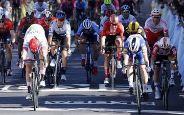 Elia Viviani del Deceuninck-Quick Step ganó la cuarta etapa del Tour de Francia 2019, mientras que su compañero Julian Alaphilippe se mantiene como líder de la clasificación general. Egan Bernal se mantiene como el mejor colombiano en la sexta casilla.