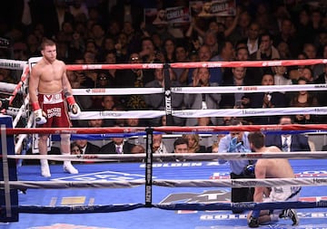 El triunfo del Canelo Álvarez sobre Rocky Fielding en imágenes