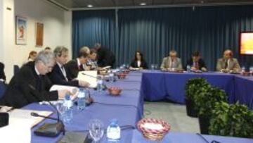 COMITÉ EJECUTIVO. Villar, a la izquierda, repasa los papeles antes del Comité Ejecutivo del COE que presidió Alejandro Blanco ayer.