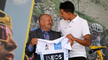 Egan Bernal junto a su mentor Fabio Rodríguez en el homenaje en Zipaquirá.