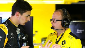 Esteban Ocon habla con un ingeniero de Renault.