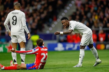 Vinicius recriminando a Giuliano Simeone durante una accin del partido.