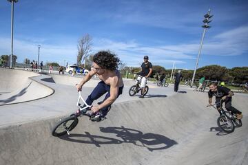 Riders de BMX en el skatepark de la Mar Bella, Barcelona, aprovechando el primer día de flexibilización del confinamiento en España.