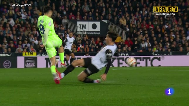 La entrada de Guillamón a Pedri: “El VAR tenía que avisarle”