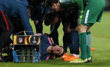 Filipe Luis injured after a challenge from Éder