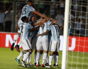 La Selección Argentina venció 3-0 a Colombia en San Juan, resultado que deja a la tricolor sexta en la tabla con 18 puntos.