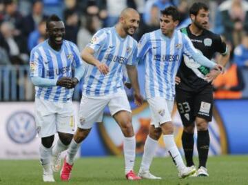 El delantero marroquí del Málaga Nordin Amrabat, celebra con sus compañeros su gol, segundo del equipo ante el Córdoba