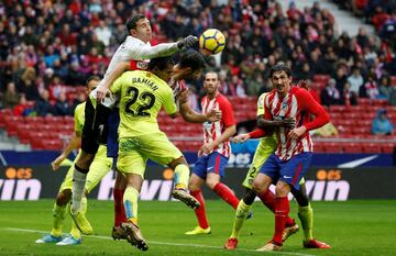 Emiliano Martínez despeja el balón. 