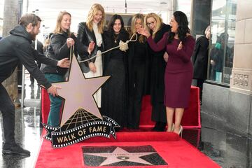 Las actrices (de izquierda a derecha); Laura Dern, Courteney Cox, Jennifer Aniston, Lisa Kudrow y la presidenta de la Cámara de Comercio de Hollywood, Lupita Sánchez Cornejo, reaccionan con emoción tras descubrir la estrella de Cox del Paseo de la Fama de Hollywood.